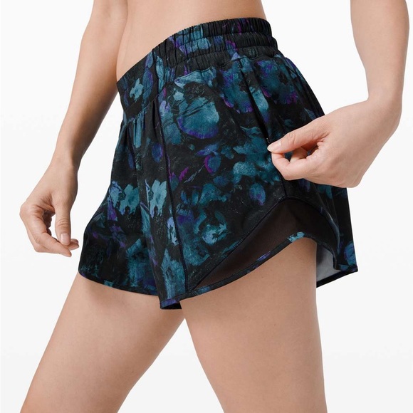 Lululemon Hotty Hot Short II *Long 4" in Floral Shift Blue Multi / Black - Picture 1 of 5